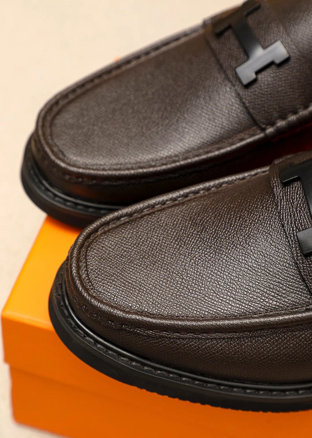 Men's shoes 💰460 💐 Product trademark: HERMES "Hermès" casual leather shoes Regular size: 39-44 (38.45🉑️customized) Product materials: Selected imported first-layer cross-grain cowhide upper + luxury hardware buckle, imported water-dyed cowhide lining. Strong three-dimensional visual effect, non-slip and wear-resistant rubber outsole Color: 4⃣️colors available